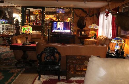 Pine Hill Hotel | Colonial Inn