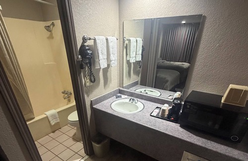 Shawnee Hotel | Colonial Inn
