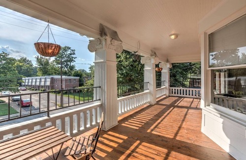 Midtown Apartment | Colonial-Inspired Stay: Near Arts, Music & History