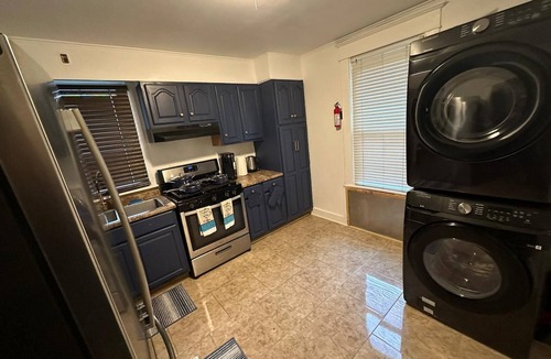 Albany House | Colonial Style Home 5 Br 2 bath n’ Parking! Close to restaurants n’ colleges!