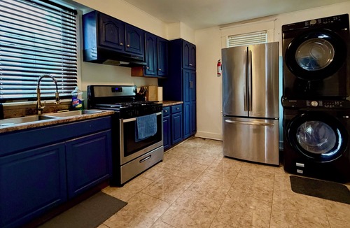 Albany House | Colonial Style Home 5 Br 2 bath n’ Parking! Close to restaurants n’ colleges!