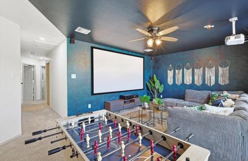 Saginaw House | Colonial Style Retreat ft Pool Cinema jacuzzi