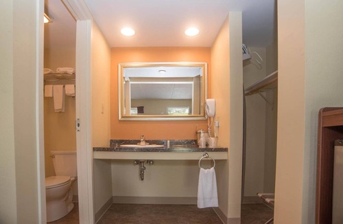 Lyndon Center Hotel | Colonnade Inn