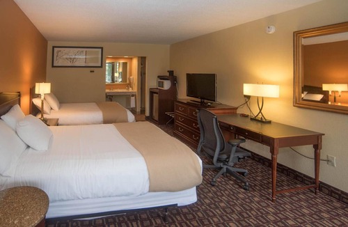 Lyndon Center Hotel | Colonnade Inn