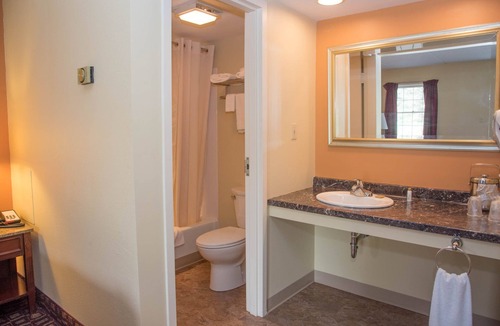 Lyndon Center Hotel | Colonnade Inn