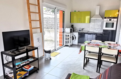 Brem Sur Mer House | COLOR BOX near the sea