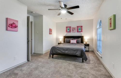 Richardson House | Color Pop Bungalow 3B 2B KING