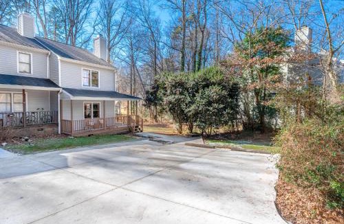 Cary House | Color Pop Cottage Stylish 2BR with 2 Parking Spots