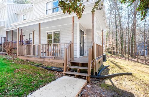 Cary House | Color Pop Cottage Stylish 2BR with 2 Parking Spots