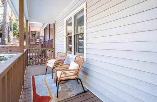 Cary House | Color Pop Cottage Stylish 2BR with 2 Parking Spots