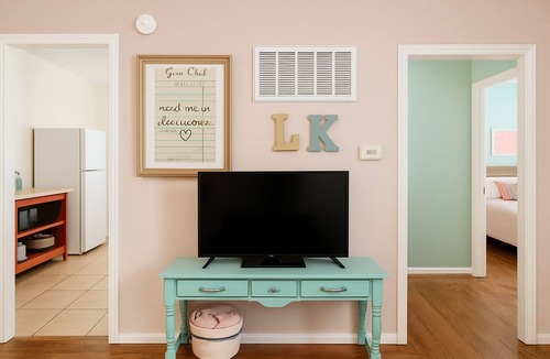 Lawrence Apartment | ★ Color Splash 2BR – Cozy, Cute Comfort, Close to KU ★
