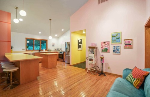 South Bloomingville Cabin | Colorful Cabin- Fun & Games, Pickleball, Hot Tub