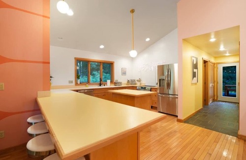 South Bloomingville Cabin | Colorful Cabin- Fun & Games, Pickleball, Hot Tub