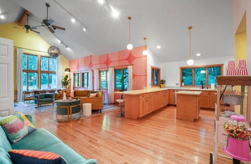 South Bloomingville Cabin | Colorful Cabin- Fun & Games, Pickleball, Hot Tub