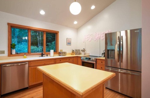 South Bloomingville Cabin | Colorful Cabin- Fun & Games, Pickleball, Hot Tub