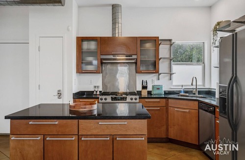 South Lamar House | Colorful Casa w BBQ & EV Charger Mins to City Nightlife - Stroll S Lamar & SoCo!