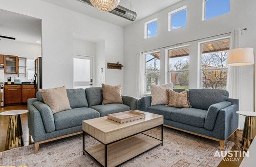 South Lamar House | Colorful Casa w BBQ & EV Charger Mins to City Nightlife - Stroll S Lamar & SoCo!