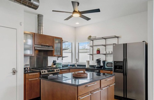South Lamar House | Colorful Casa w BBQ & EV Charger Mins to City Nightlife - Stroll S Lamar & SoCo!