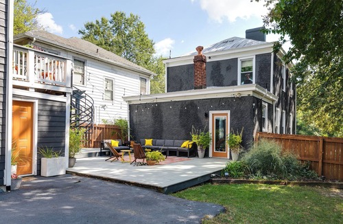 Mosby Apartment | Colorful private guesthouse in charming Richmond with Parking