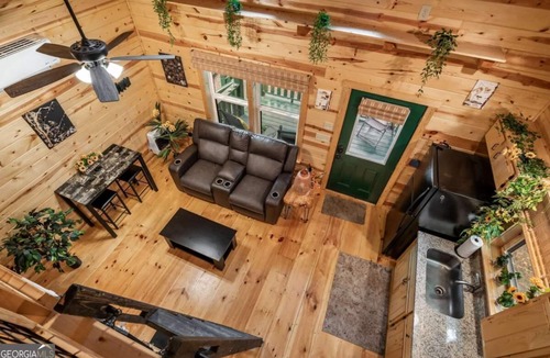 Murphy Cabin | Colorful Sunflower Cabin - Bring your pets - Perfect for 1 or a romantic Getaway
