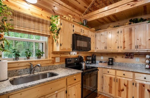 Murphy Cabin | Colorful Sunflower Cabin - Bring your pets - Perfect for 1 or a romantic Getaway