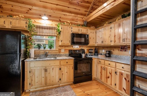Murphy Cabin | Colorful Sunflower Cabin - Bring your pets - Perfect for 1 or a romantic Getaway