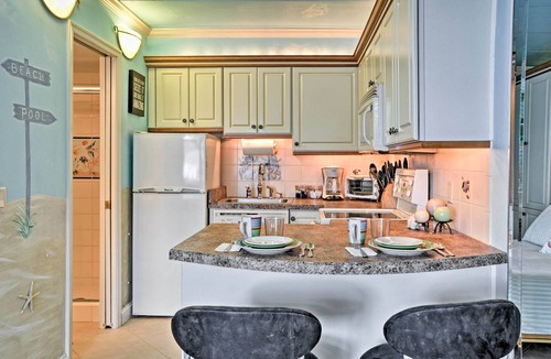 Virginia Beach Apartment | Colorful Virginia Beach Studio - Steps to Beach!
