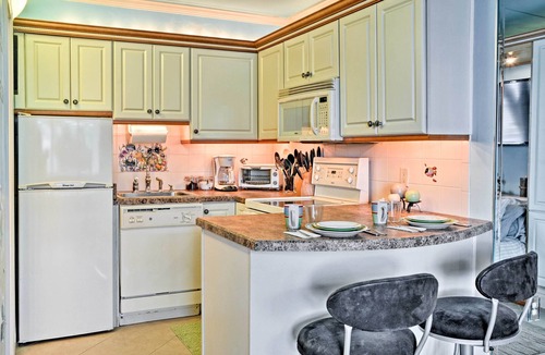 Virginia Beach Apartment | Colorful Virginia Beach Studio - Steps to Beach!