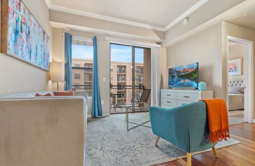 Cityplace Apartment | Colorful Yet Cozy Apartment In Uptown Dallas!