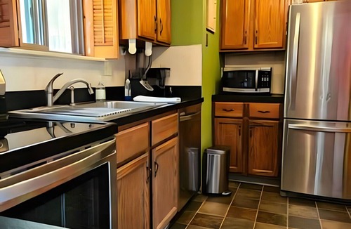 East Stroudsburg Ski Chalet | ColorSplash Lodge: Camelbeach just mins away!