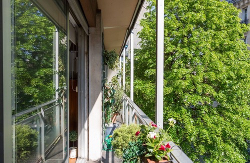 16th Arrondissement Apartment | Colourful on rue Singer, by Veeve