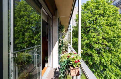 16th Arrondissement Apartment | Colourful on rue Singer, by Veeve