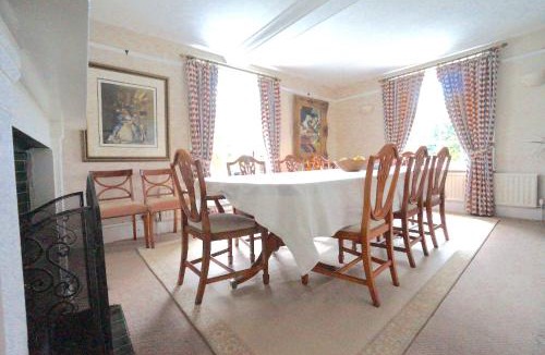 Thatcham Villa | Colthrop Manor with Gardens