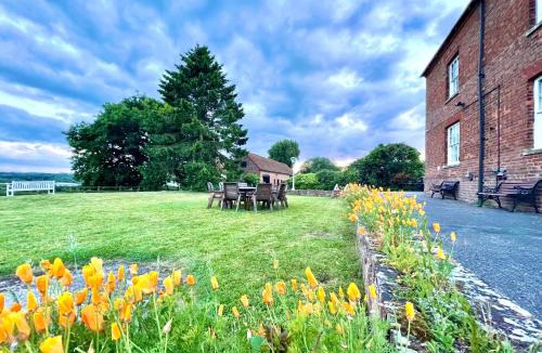 Thatcham Villa | Colthrop Manor with Gardens