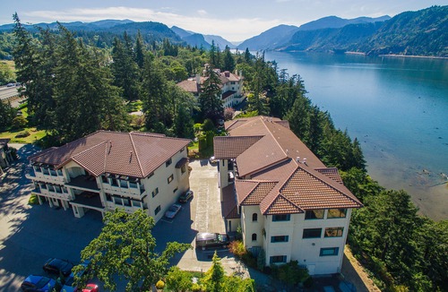 Hood River Hotel | Columbia Cliff Villas