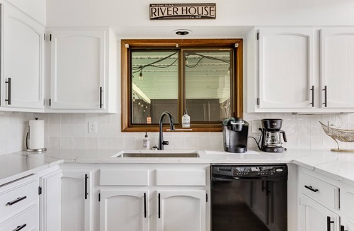 Cathlamet House | Columbia River Home w/Dock & Beach Access