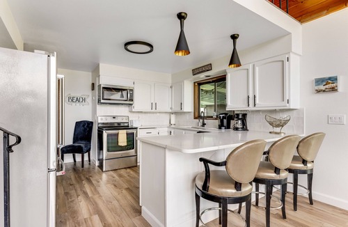 Cathlamet House | Columbia River Home w/Dock & Beach Access