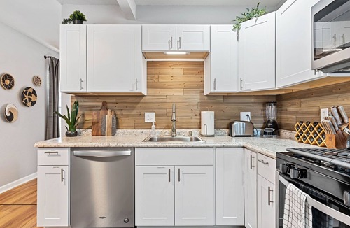 Columbus Park Apartment | Columbus Park Upper Apt Walkable to River Market and Minutes from Downtown!