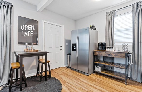 Columbus Park Apartment | Columbus Park Upper Apt Walkable to River Market and Minutes from Downtown!