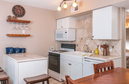 New Braunfels Condo | Comal Riverfront Condo w/Pool, Longest Float, Tubes Included!