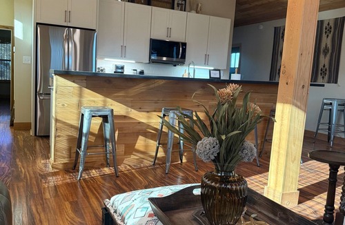 Llano Cabin | Comanche Ridge Getaway Cabin: Located at the Six Star Ranch!