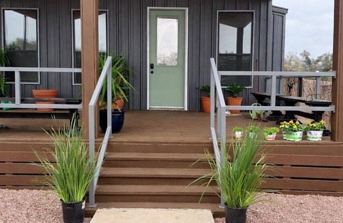 Llano Cabin | Comanche Ridge Getaway Cabin: Located at the Six Star Ranch!