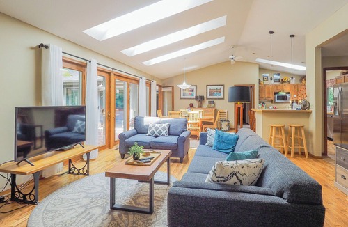 Harbert House | Come enjoy beautiful Harbor Country. It's a wonderful place to visit!