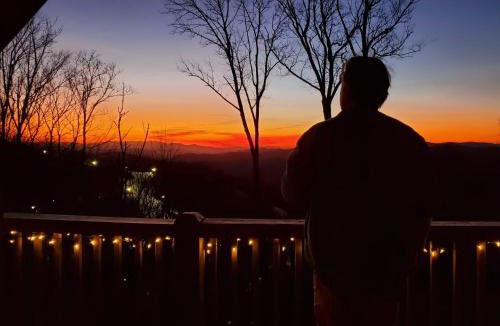 Wolf Laurel Ski Chalet | Come Enjoy the Mountain Sunsets, Near Asheville