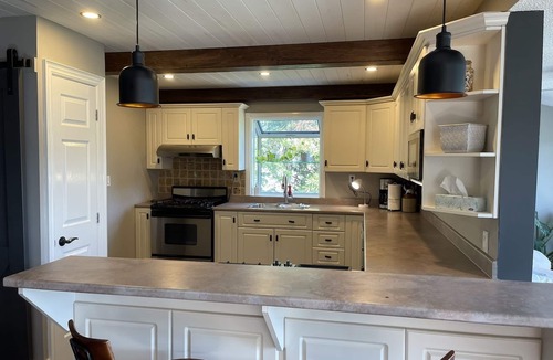 Quinte West Cottage | Come Escape to the Water’s Edge Hideaway!