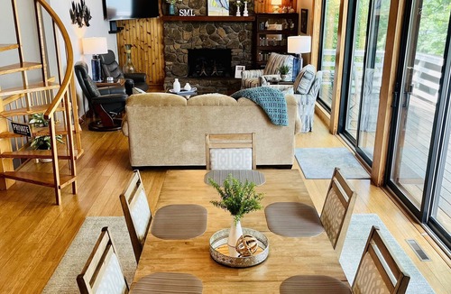 Huddleston House | Come hideaway at the the Blue Heron Hideaway with beautiful wide lake views.