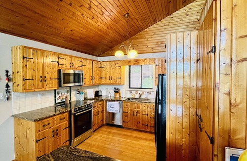 Huddleston House | Come hideaway at the the Blue Heron Hideaway with beautiful wide lake views.