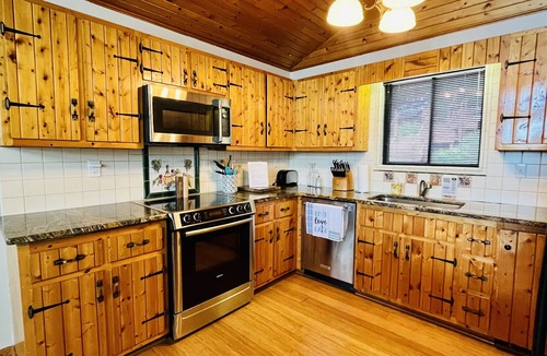 Huddleston House | Come hideaway at the the Blue Heron Hideaway with beautiful wide lake views.