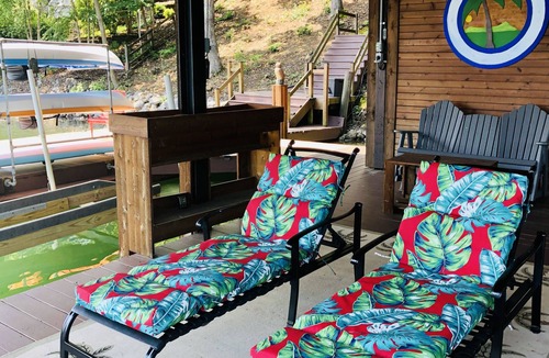 Huddleston House | Come hideaway at the the Blue Heron Hideaway with beautiful wide lake views.