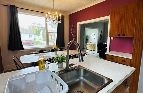 St. James House | Come in a large group/Sleeps 14/7 Min to Airport